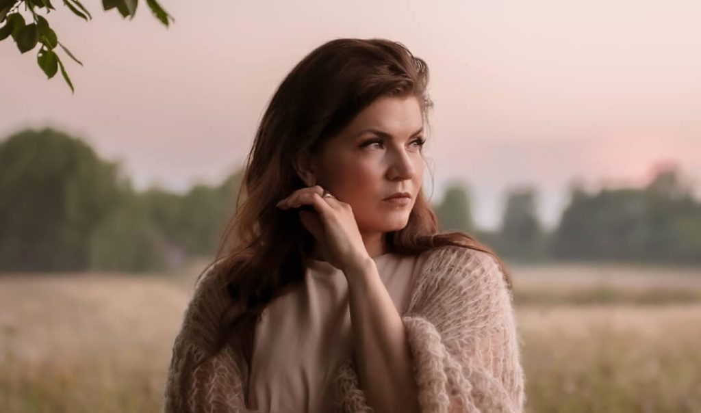 Suvi teräsniska suree ja itkee videolla  menetti mummonsa | tanssiin Fi