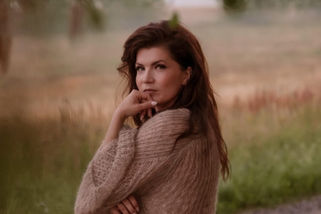 Suvi Teräsniska hymyilee promokuvassa uuden albuminsa yhteydessä. Kuva: 2025.