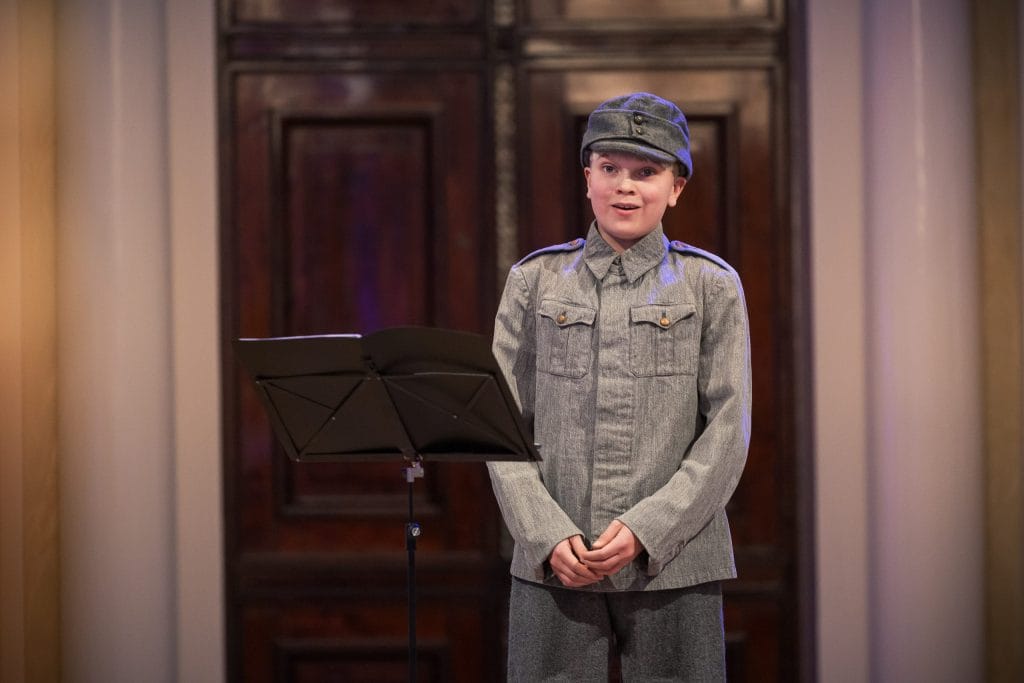 15-vuotias koulupoika Matteus Pentti laulaa sotilaspuvussa Presidentinlinnassa 2025.