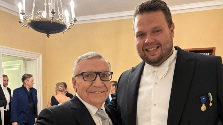 Eino Grön ja Daniel Ståhl poseeravaat yhdessä Linnan juhlissa 6.12.25