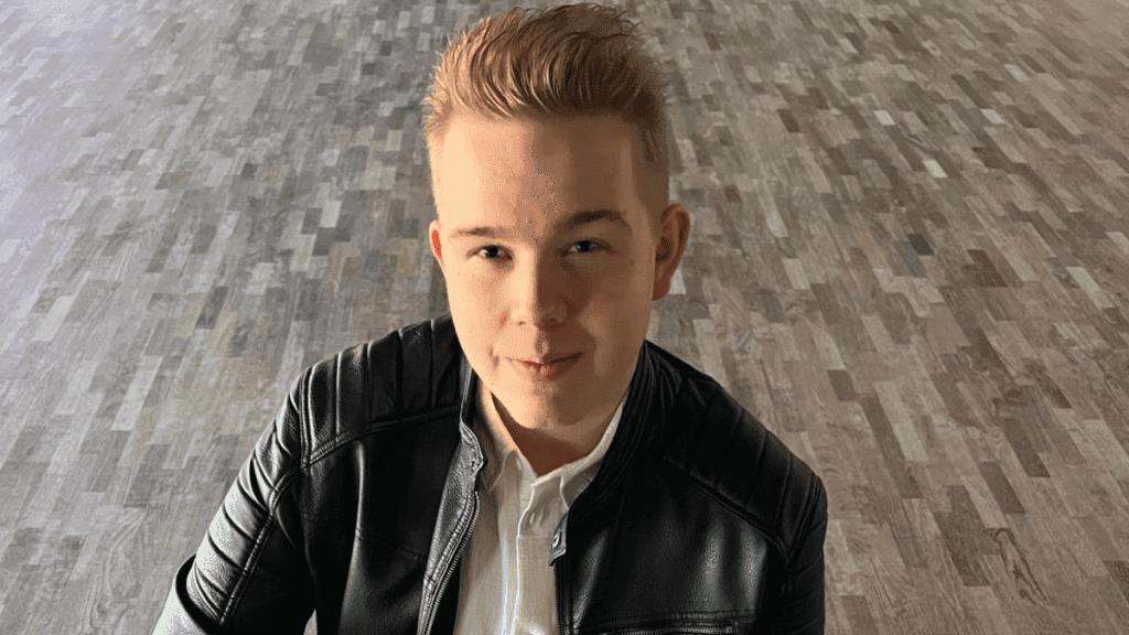 Laulaja Henri Jokinen katsoo kameraan musta nahkatakki päällään