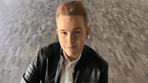 Laulaja Henri Jokinen katsoo kameraan musta nahkatakki päällään