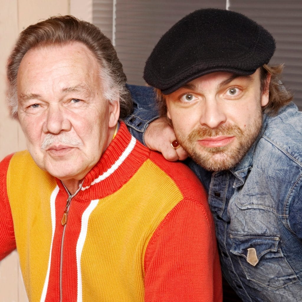 Laulaja kari tapio ja poikansa joona jalkanen poseeraavat yhdessä vanhassa kuvassa