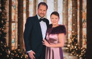 Kyösti Mäkimattila ja Maikki promokuvassa, puvut päällään jouluna 2025