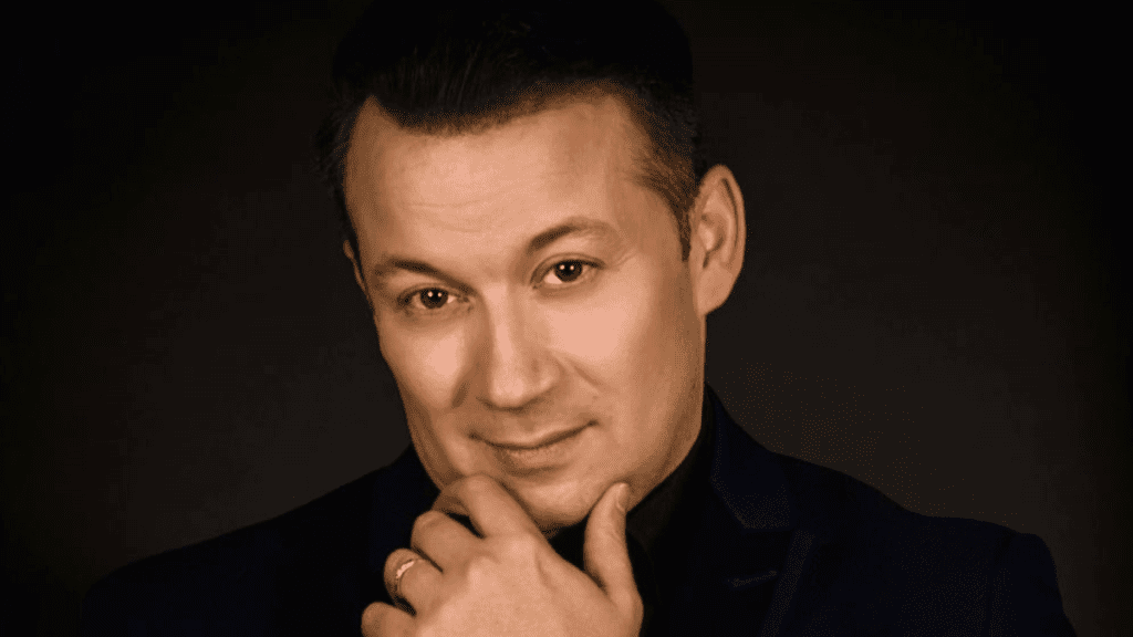 Tangokuningas Marco Lundbergin promokuva, lähikuva tummalla taustalla.