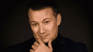 Tangokuningas Marco Lundbergin promokuva, lähikuva tummalla taustalla.