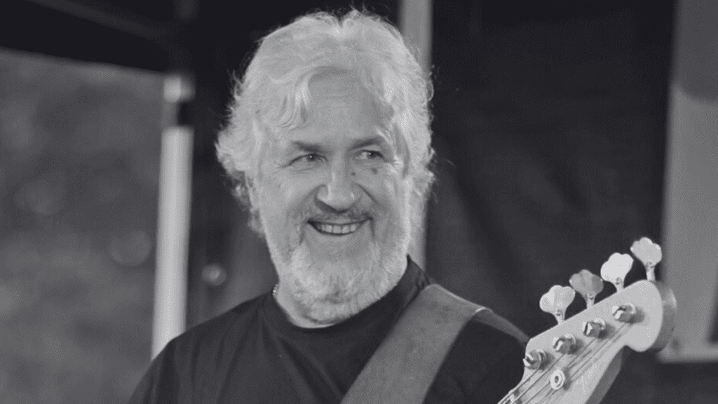 Matti masa saari mustavalkoisessa kuvassa soittaa bassoa