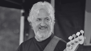 Matti "Masa" Saari mustavalkoisessa kuvassa, soittaa bassoa