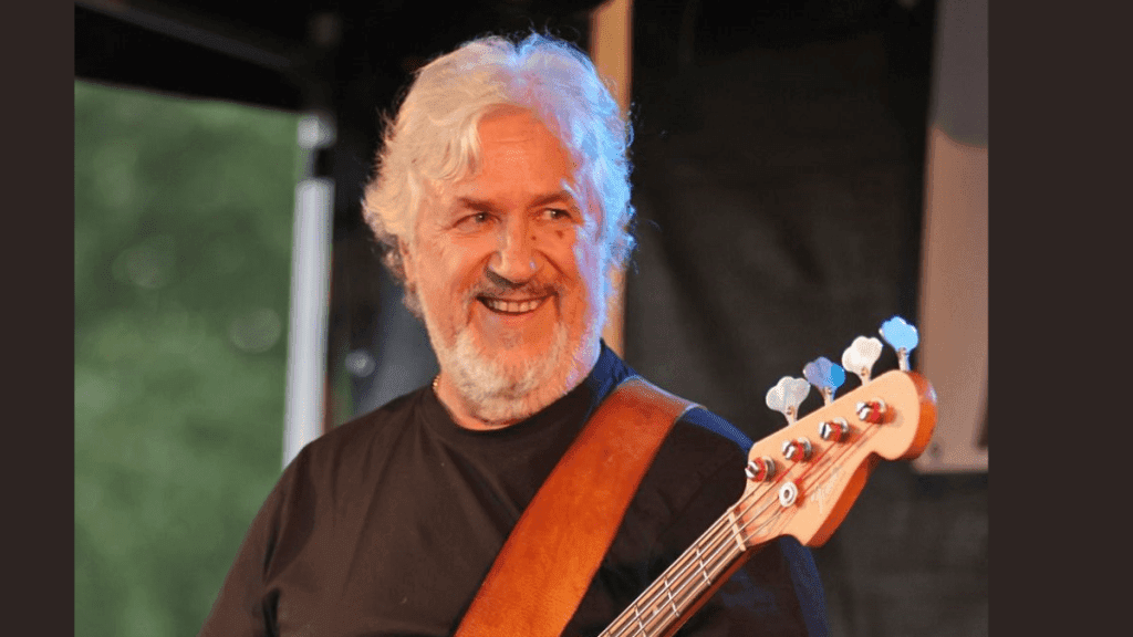 Basisti Matti "Masa" Saari soittaa