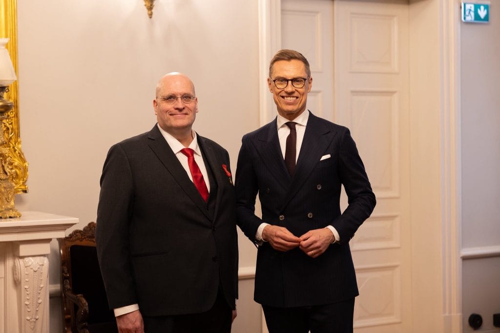 Presidentti Alexander Stubb ja Mika Pohjonen seisovat yhdessä mitalijuhlan jälkeen Smolnassa 2025