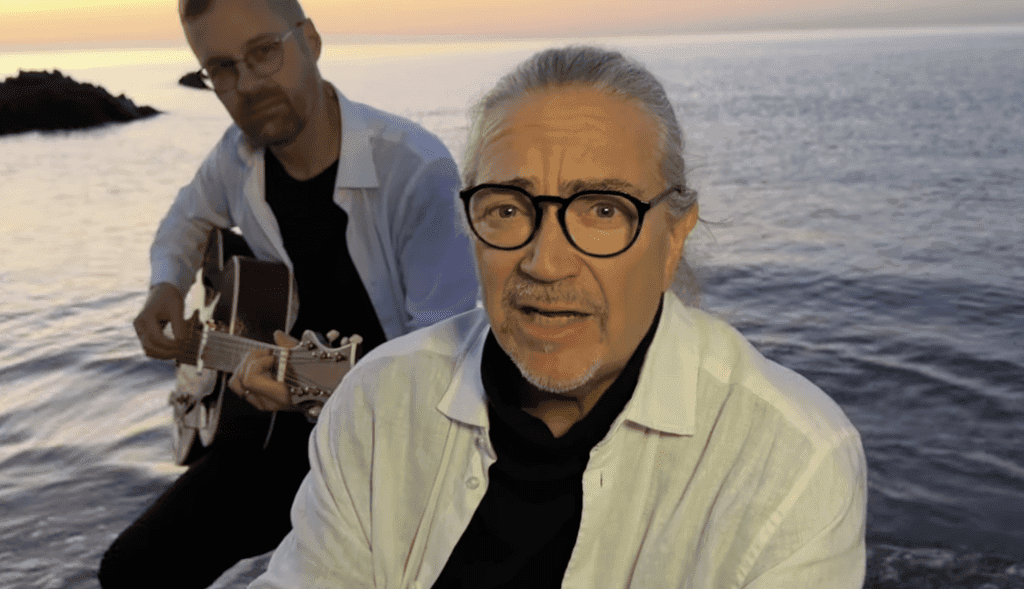 Ville Witka ja kitaristi Hannes Asikainen musiikkivideossa Espanjassa