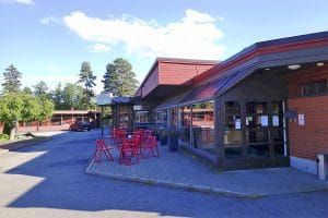 Hotelli Iso-Valkeisen rakennus ja terassialue Kuopiossa kesäpäivänä.