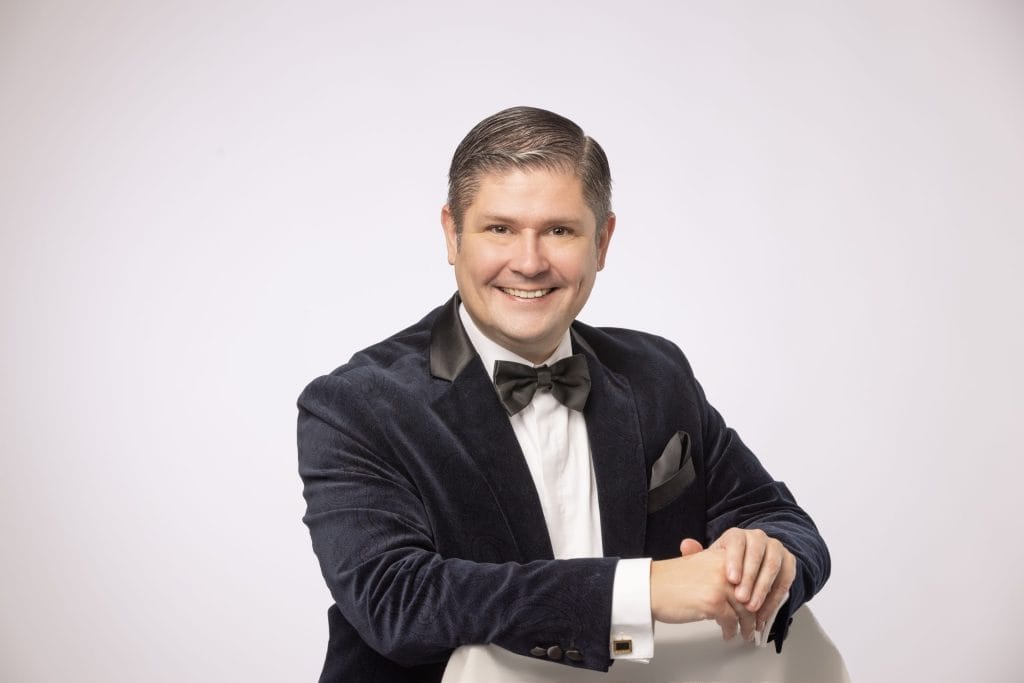 Laulaja leif lindeman promokuvassa smokki päällään