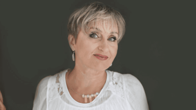 ami aspelund valkoinen paita katsoo kameraan vakavana