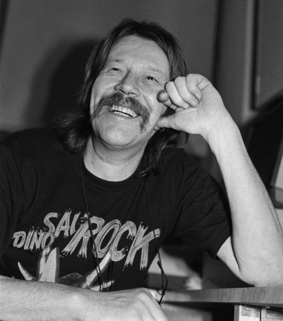 Laulaja Irwin Goodman lokakuussa 1990 mustavalkoisessa kuvassa