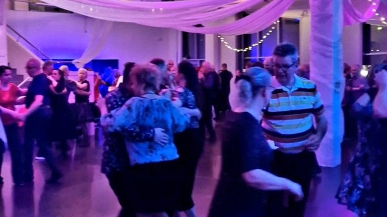 Joku-talon tanssit Joensuussa Joensuuhun aukeaa uusi tanssipaikka vetäjänä tutut laulajat | tanssiin Fi