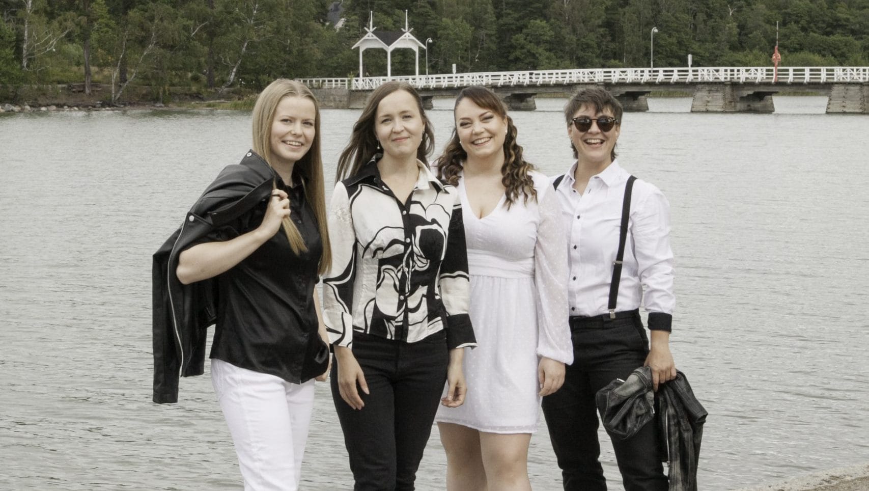 Neitoset laulaa nyt hurmureista  oma keikkamyyjä sävelsi tanssisinkun | tanssiin Fi