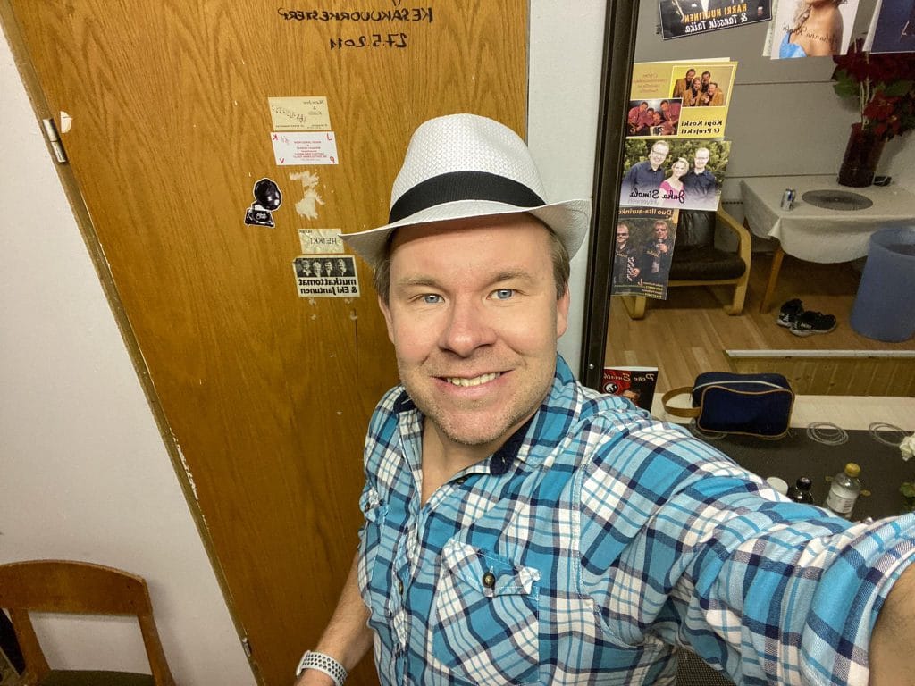 teemu harjukari tanssilavan takahuoneessa hattu päässään