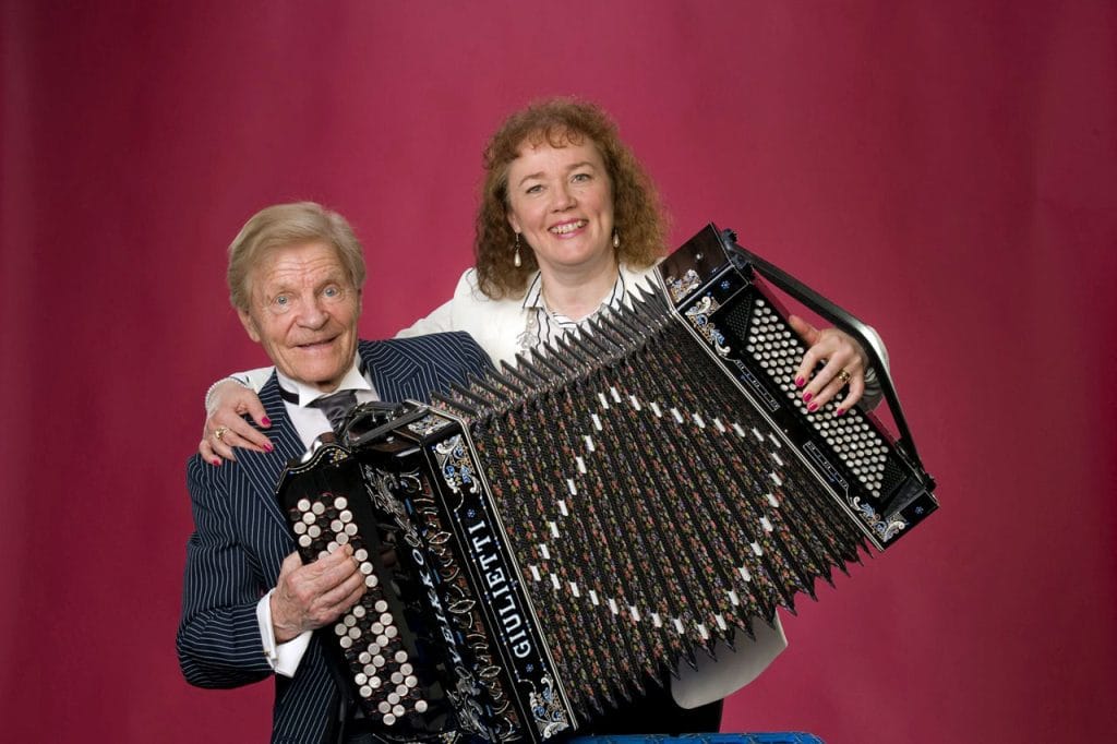 Veikko Ahvenainen ja Carina Nordlund harmonikan takana