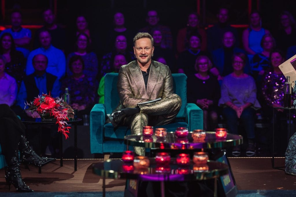 Juontaja mikko silvennoinen istuu elämäni biisi lavasteissa 2025