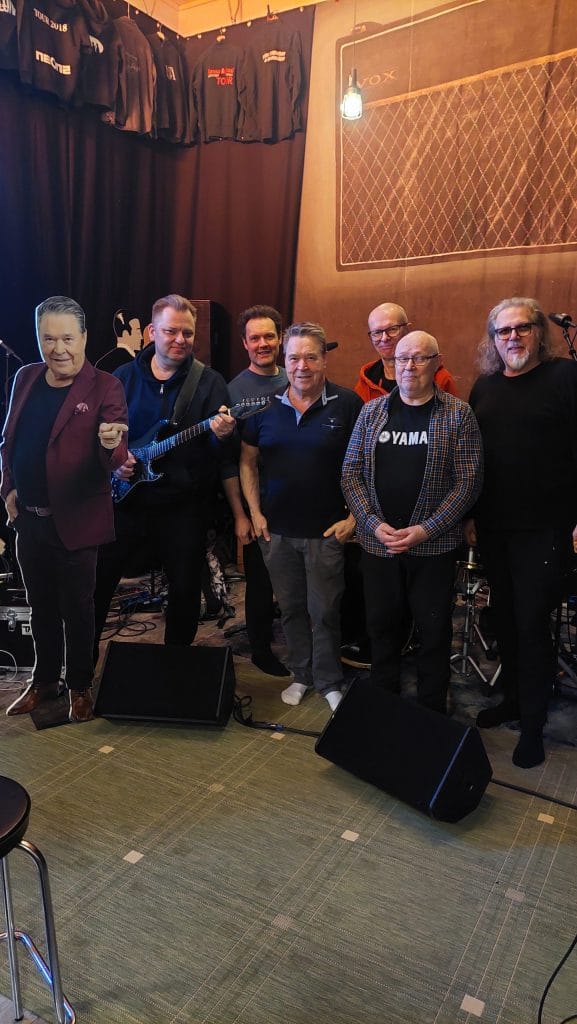 Markku aro 76 täydessä iskussa  harvinaiset kuvat ja video hittikiertueen treeneistä | tanssiin Fi