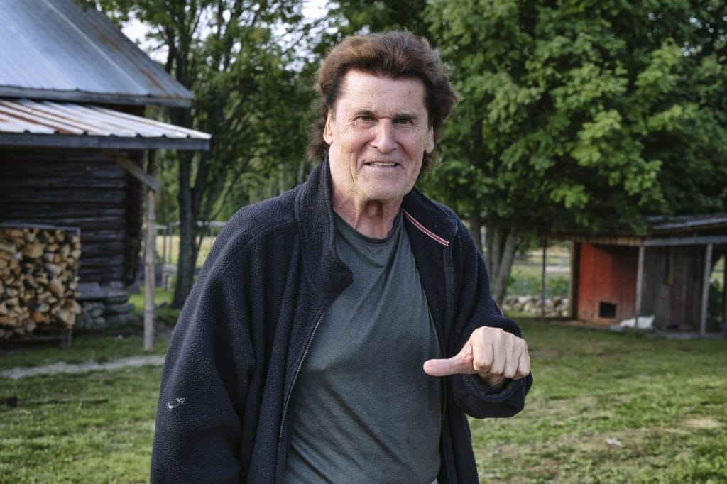 Frederik 81 kakkasi kostoksi  iskelmätähden farmi käytös kuohuttaa | tanssiin Fi