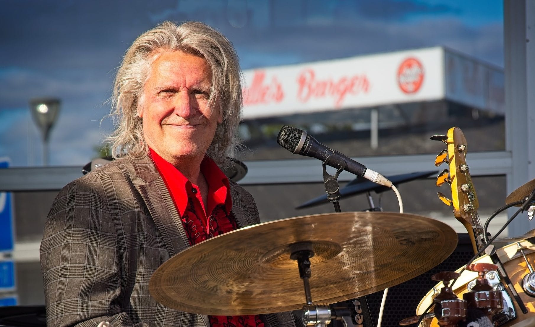 Eno tähti pasi rissanen jäi dubaissa ohjusiskujen keskelle  keikkoihin muutos | tanssiin Fi