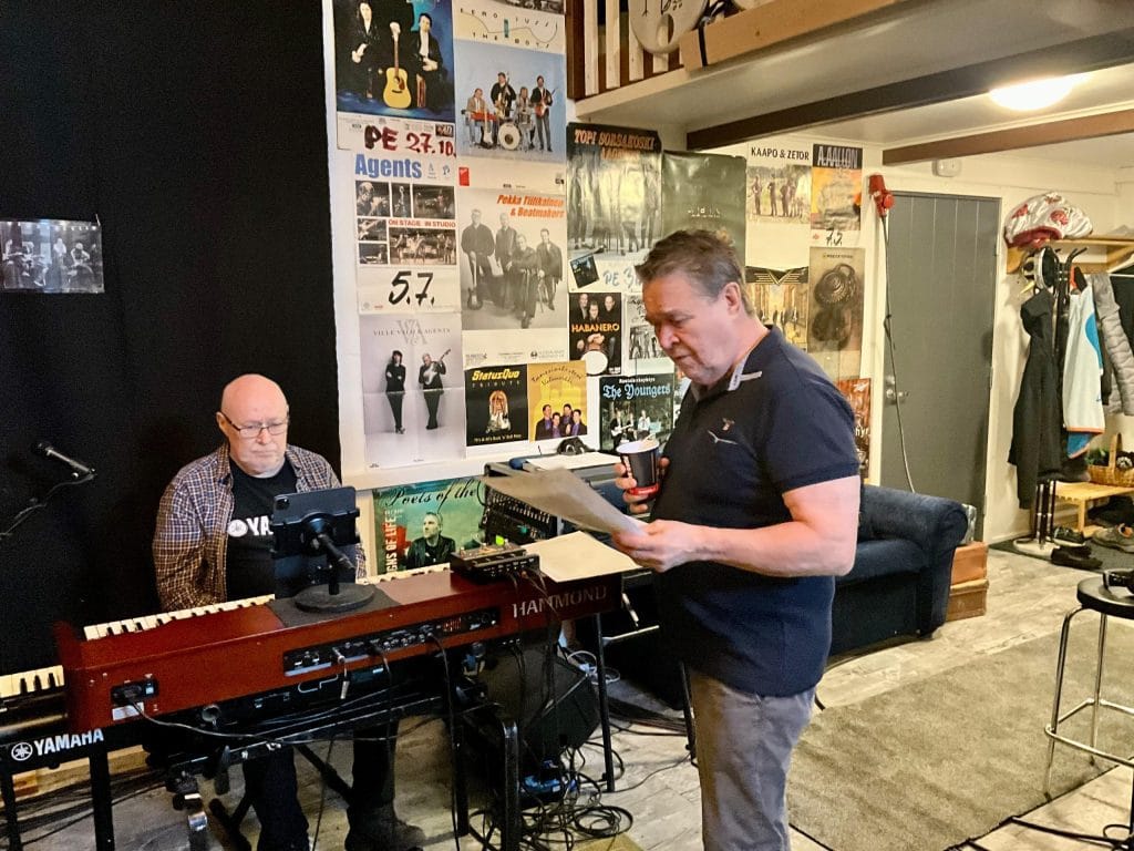 Markku aro 76 täydessä iskussa  harvinaiset kuvat ja video hittikiertueen treeneistä | tanssiin Fi