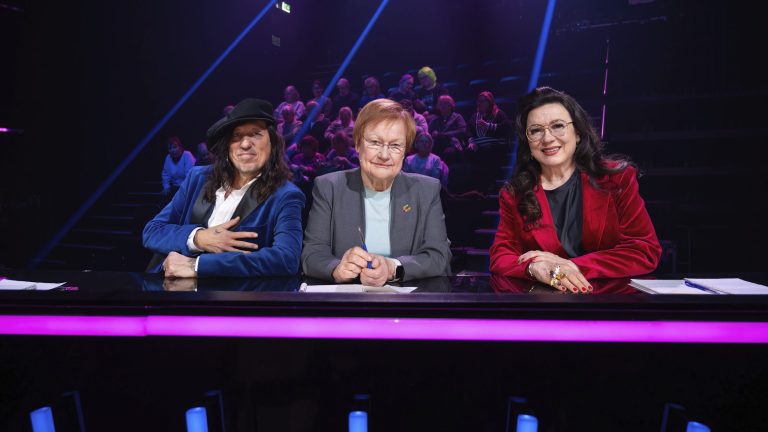 Yllätys presidentti tarja halonen tuomaroi tvssä rakkauslauluja äitienpäivän kunniaksi | tanssiin Fi