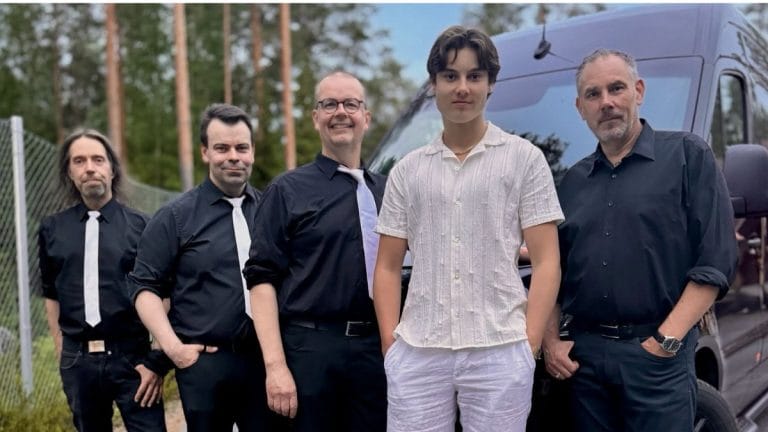 Näin laulaa jarkko yli siklilän pesäpalloileva poika  debytoi lavakeikalla | tanssiin Fi