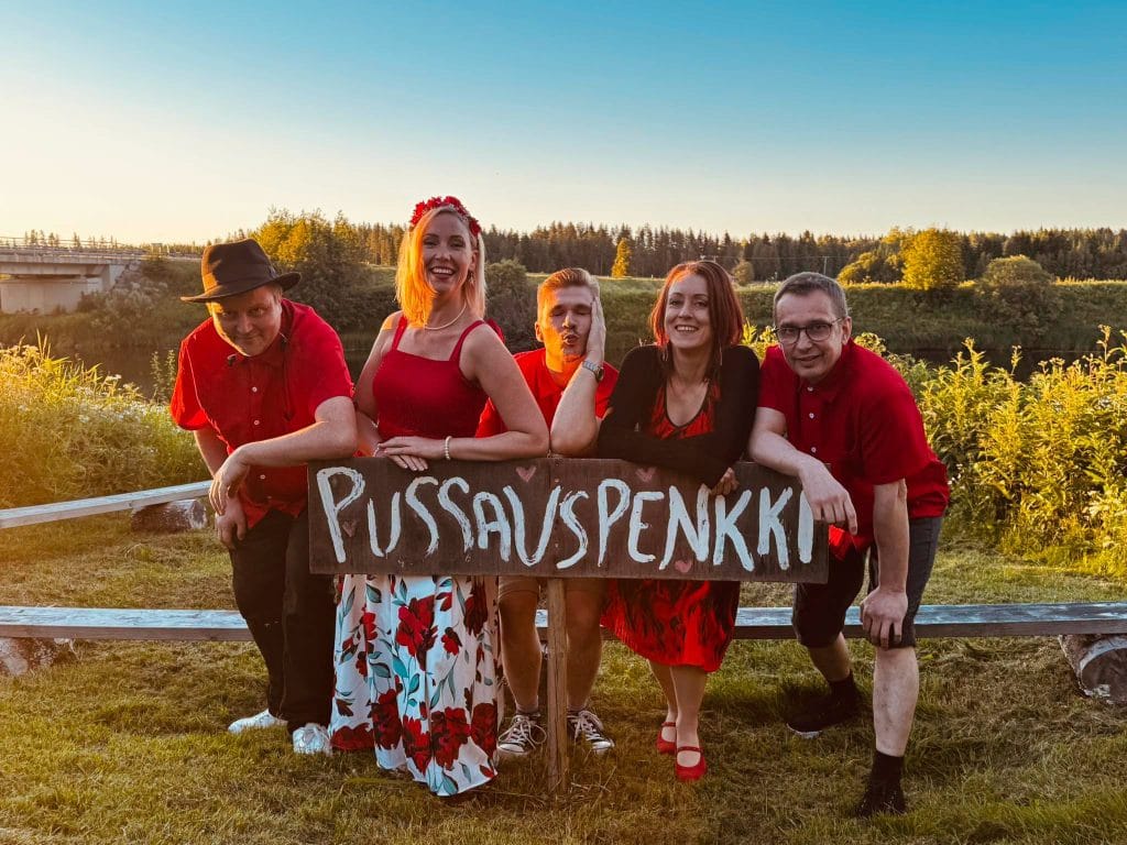 alina liikola ja afrodite.png Alina liikolan suuri haave toteutui hevosfarmilta ponnistanut iskelmätähti julkaisi esikoisalbuminsa | tanssiin Fi