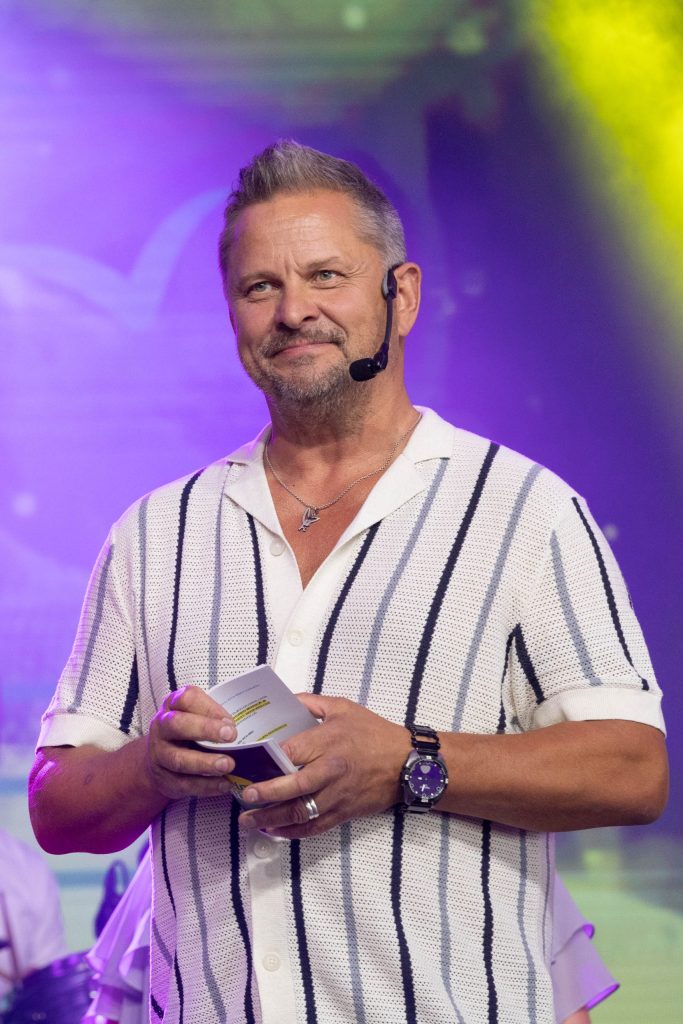 Ismo apell debytoi iskelmäjuontajana tv katsojilta kritiikkiä | tanssiin Fi