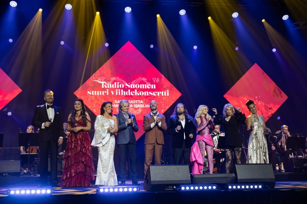radio suomen suuri viihdekonsertti esiintyjät 10.7.26 Erika vikman tangoili tvssä some tyrmäsi pilasi koko lähetyksen | tanssiin Fi