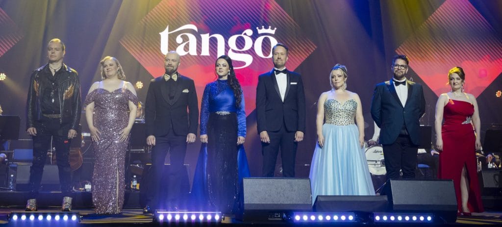 tangofinalistit ryhmäkuva 2026 Tangomarkkinat 2026 raija mäntyniemi ja juho punkeri veivät tangokruunut seinäjoella | tanssiin Fi'tango' sign behind them.