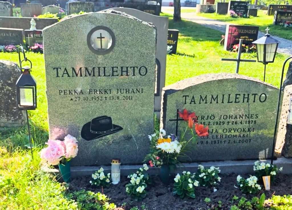 Hauta Topi Sorsakoski Topi sorsakosken kuolemasta 15 vuotta rakas stetson koristaa hautaa | tanssiin Fi