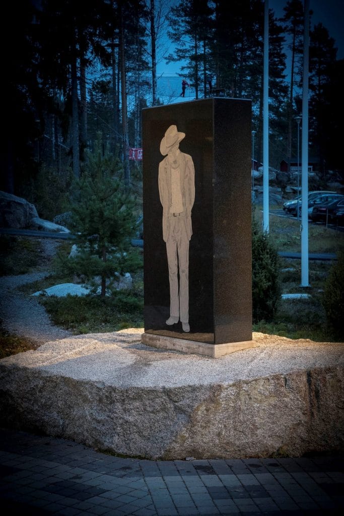 Topi_Sorsakoski_-muistomerkki_kuva_Timo_Ahopelto Topi sorsakosken kuolemasta 15 vuotta rakas stetson koristaa hautaa | tanssiin Fi