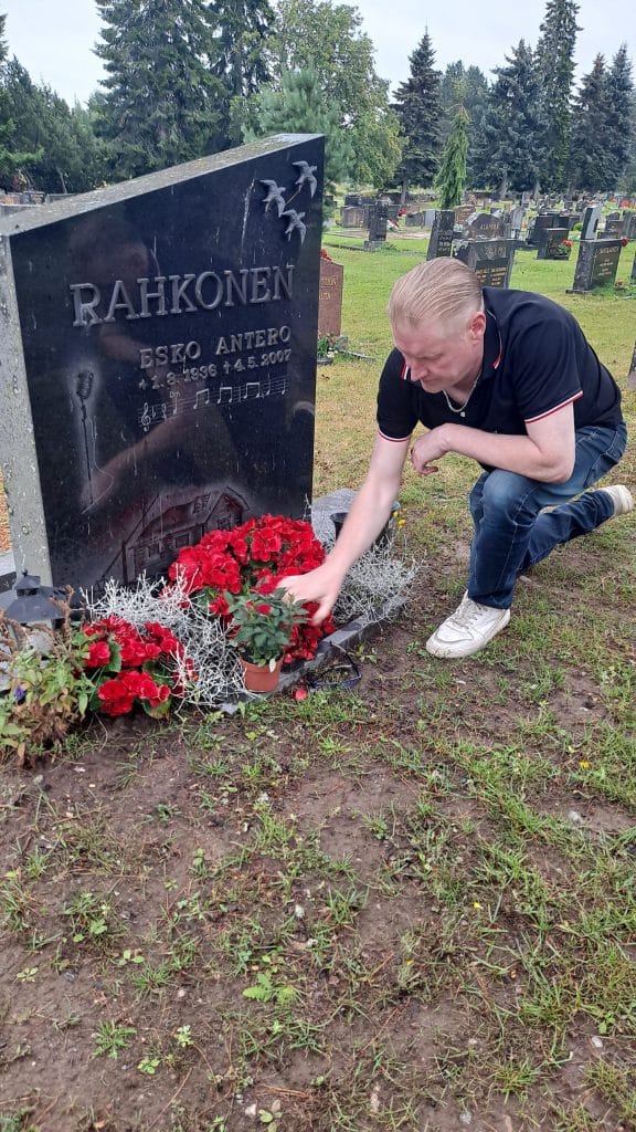 Esko rahkonen olisi täyttänyt 90 vuotta  arto rahkonen kävi haudalla ja kertoo iskelmälegendan viimeisistä vuosista | tanssiin Fi