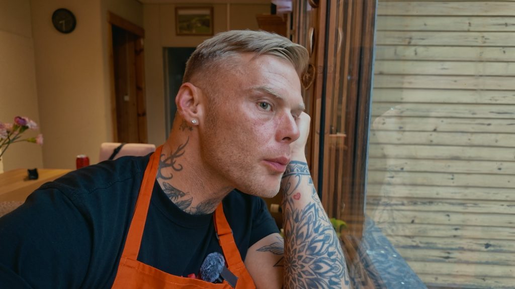 Lomittajat; kausi 2; jakso 7; Aki katsoo ikkunasta hiehoja laitumella Aki samuli esittelee niko rakkaansa tvssä kunnostavat hirsikoulua kodikseen | tanssiin Fi