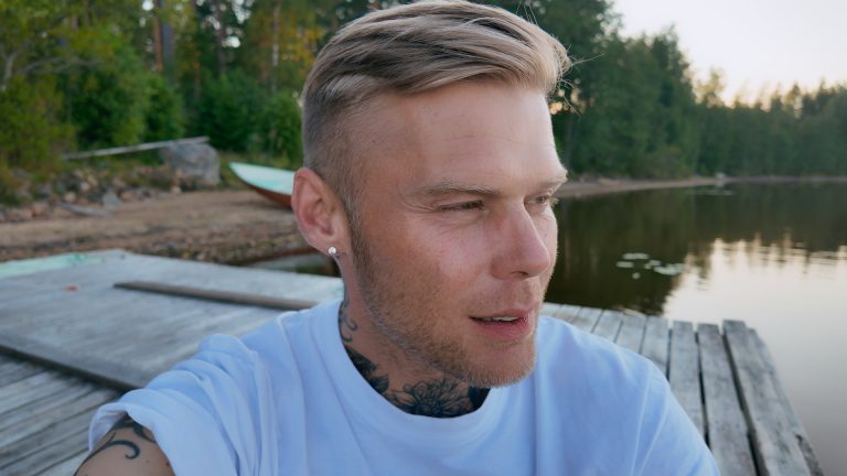 Lomittajat; kausi 2; jakso 4; Aki istuu järven rannalla Aki samuli esittelee niko rakkaansa tvssä kunnostavat hirsikoulua kodikseen | tanssiin Fi