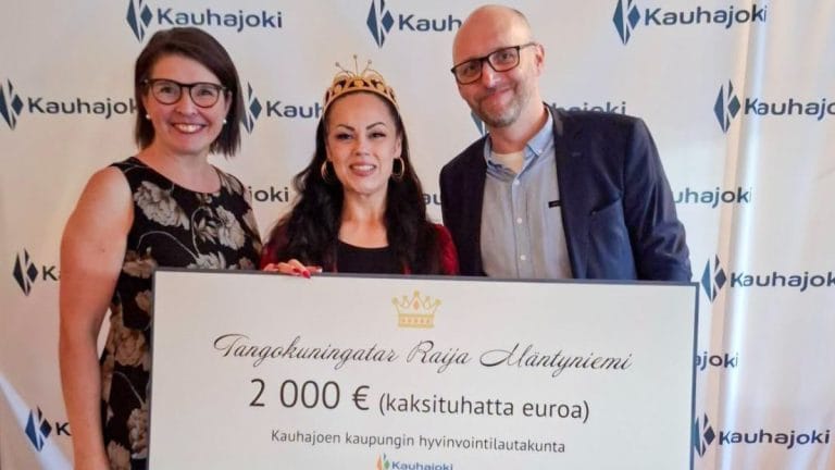 Raija Mäntyniemi shekki Kauhajoki 2.9.26 Tältä näytti raija mäntyniemen kansanjuhlassa kaupungilta iso shekki | tanssiin Fi